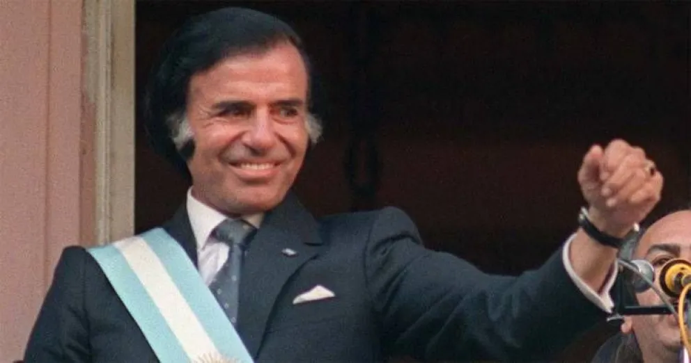 Desmanteló el Salón de mujeres y elevó a Carlos Menem a categoría de Prócer