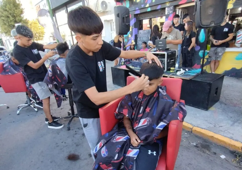 Una jornada solidaria fue un éxito y más de 60 chicos recibieron corte de cabello en forma gratuita