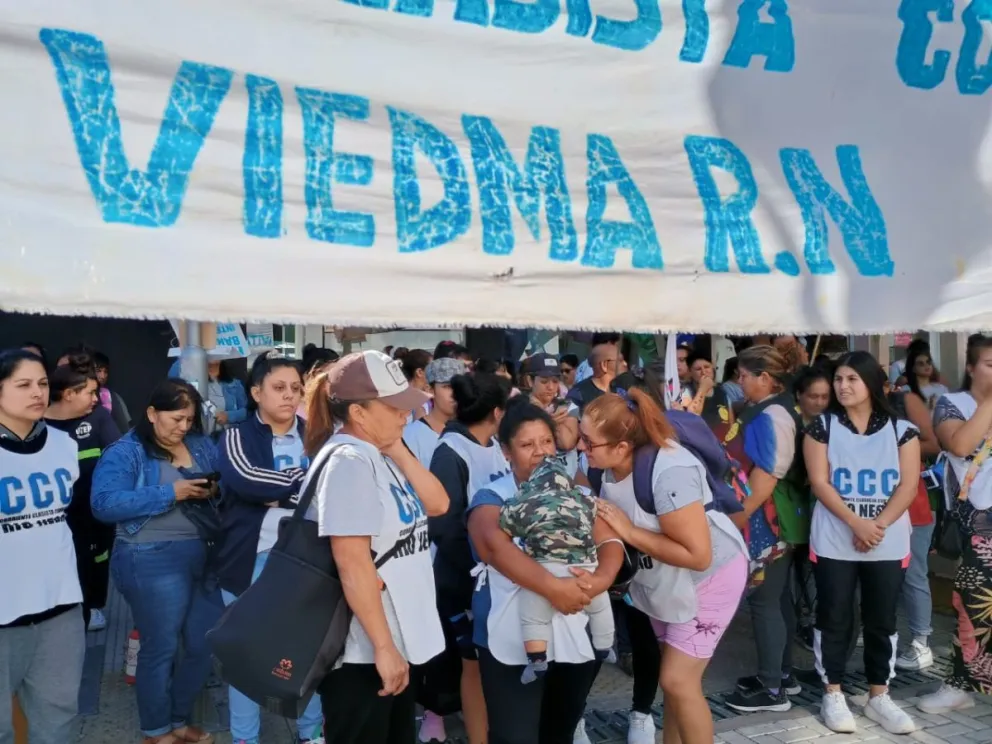 Organizaciones sociales hicieron una olla popular en el ministerio de Desarrollo: “El hambre es el límite”