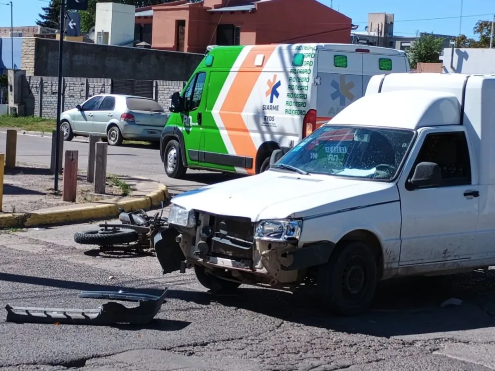 El choque nuestro de cada día: colisionaron un utilitario y una moto