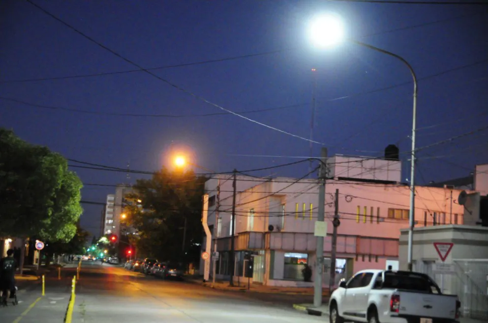  Continúan las tareas de reconversión LED en Viedma: las fotos con el antes y el después 