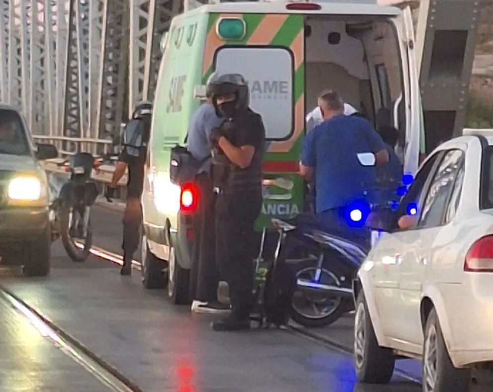 Un hombre y su niño sufrieron un accidente en medio del puente Ferrocarretero 