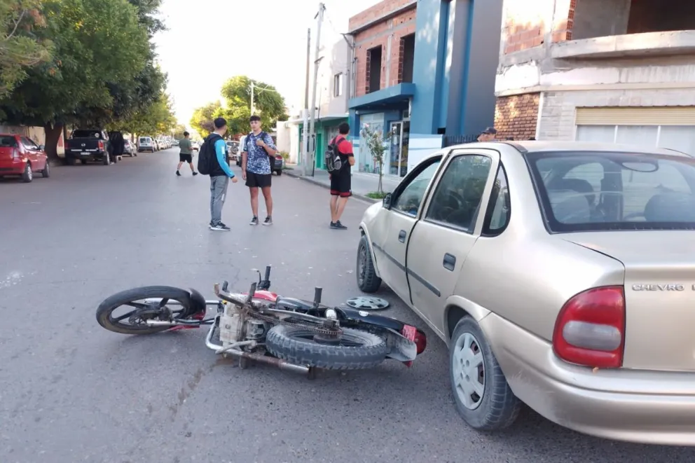 Fuerte choque en Guido y Gallardo termina con dos jóvenes trasladados al hospital