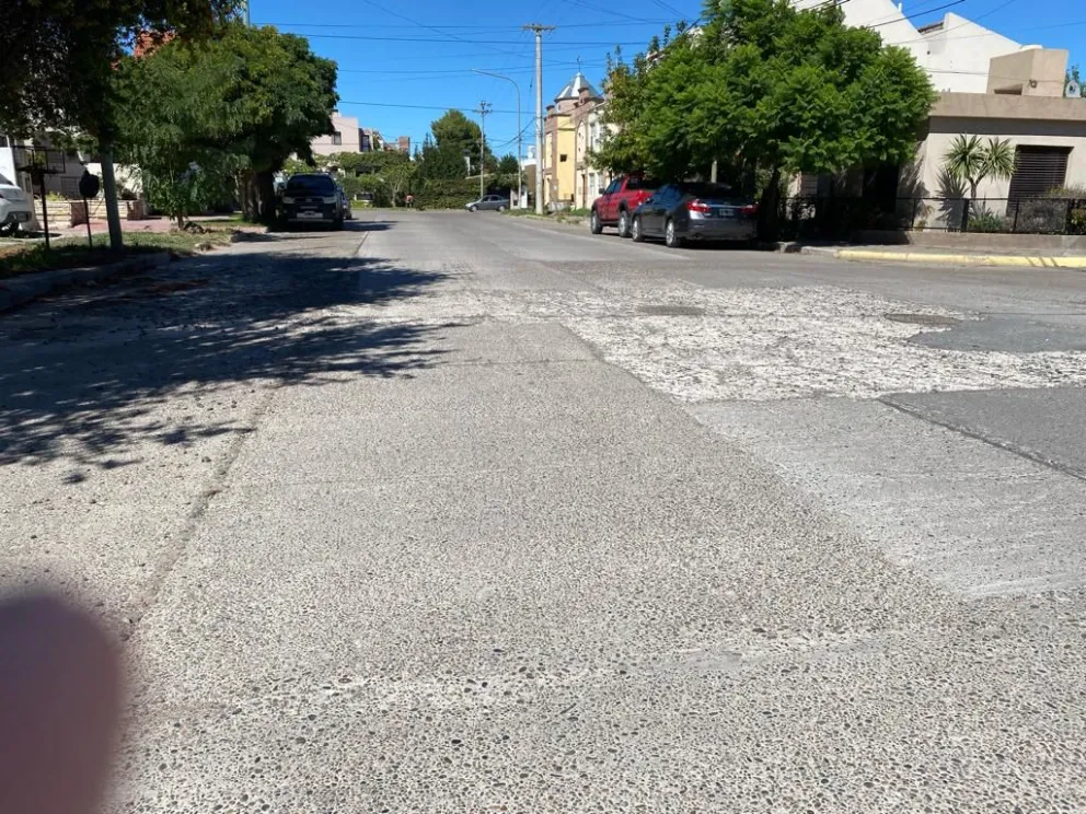 Vecinos de la calle Namuncurá están preocupados por escombros que se transformaron en un peligro