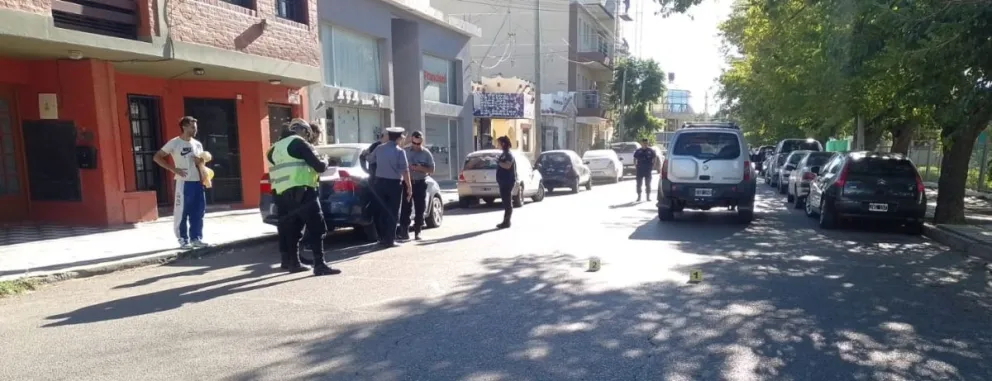 Accidente en la calle Mitre de Viedma: una camioneta atropelló y pisó a un hombre adulto que está en estado crítico