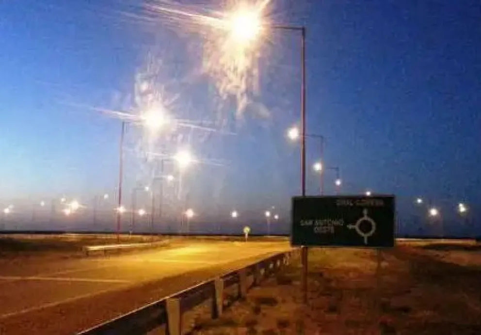Denuncian una boca de lobo en la rotonda de las rutas 3 y 250 por corte de luz