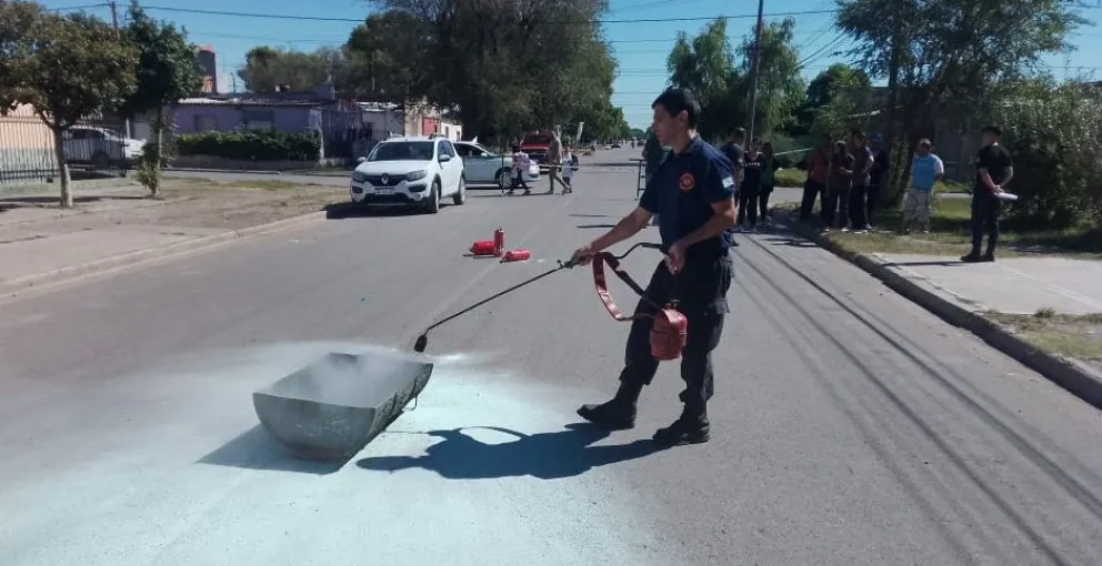 Despejaron dudas entre los vecinos en prevención de incendios