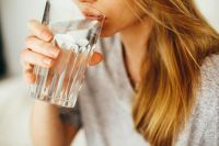 Beber agua antes de las comidas: ¿realmente ayuda a bajar de peso?