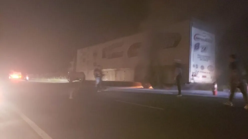 Se incendió el semi que trasladaba dos autos del TC para correr en Viedma: tensión y caos en la ruta