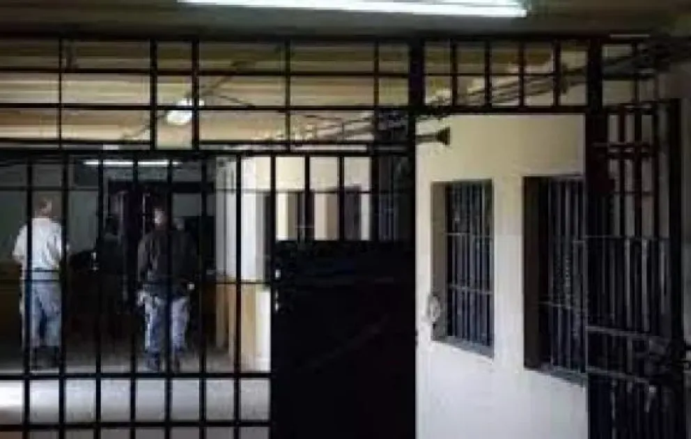 Hirieron a un celador del Penal 2º de Roca en un intento de tomarlo como rehén 