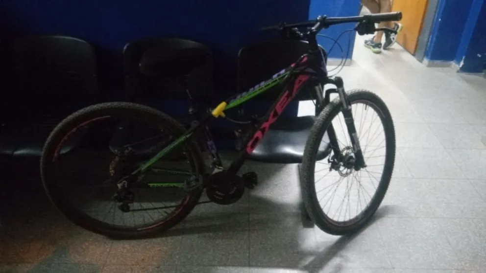 Salvajismo: tiraron de una bicicleta a una mujer y luego la policía la recuperó