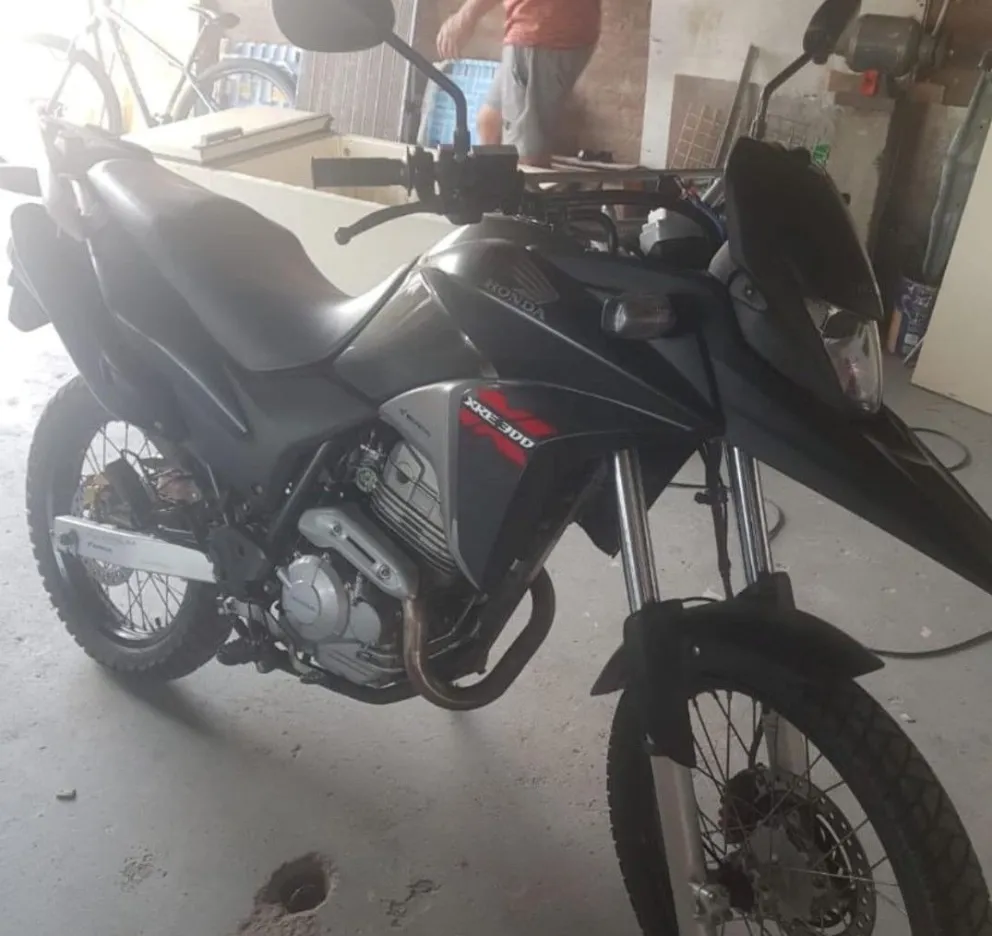 Olvidó la moto afuera de su casa y se la robaron