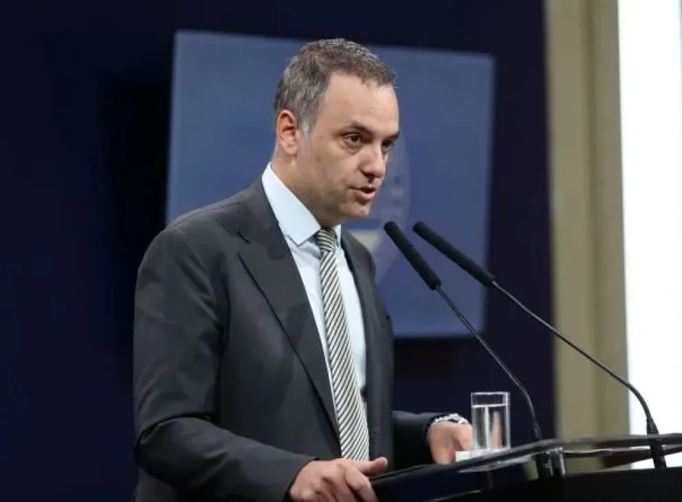 Acusan a Manuel Adorni de recibir "donaciones" a través de "Cafecito"