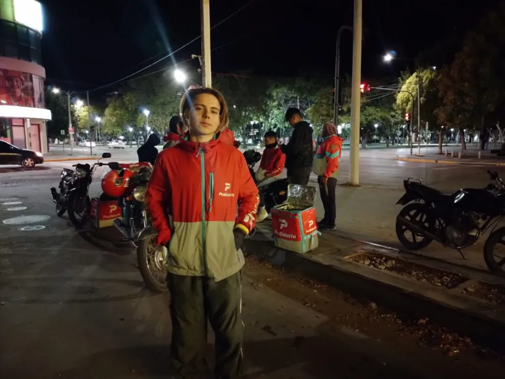 Deliverys: velocidad, leyes de tránsito y los riesgos de un trabajo ligero 