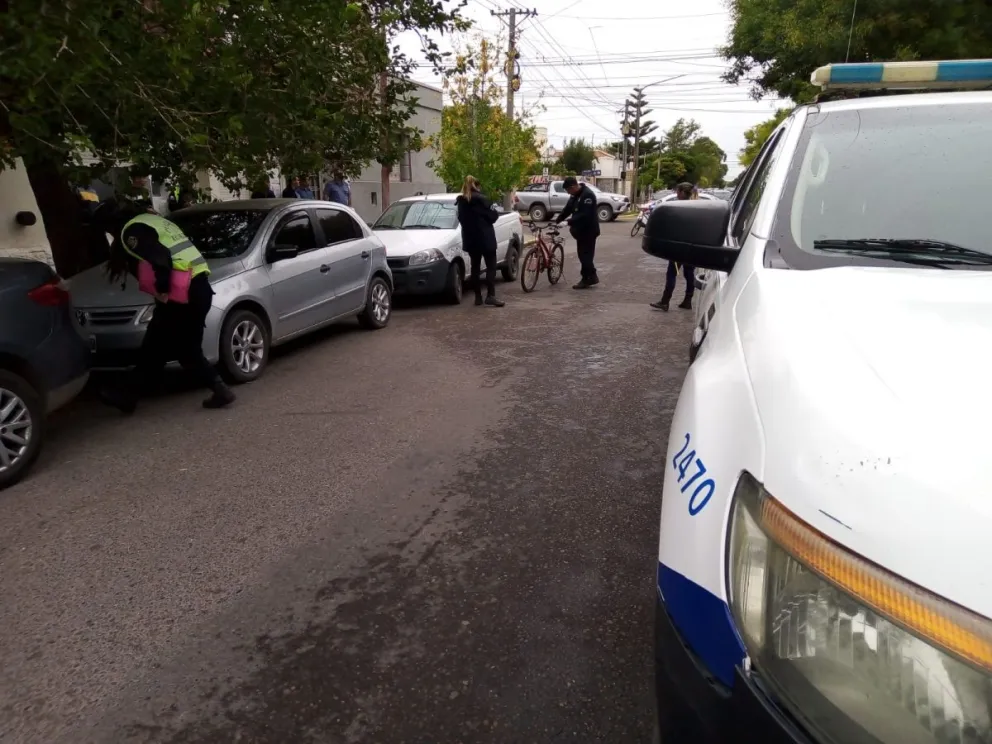 Abrieron la puerta de una camioneta, y una ciclista la chocó y cayó al asfalto