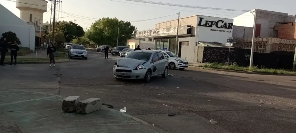 Un choque en esquina peligrosa terminó con varios autos arruinados