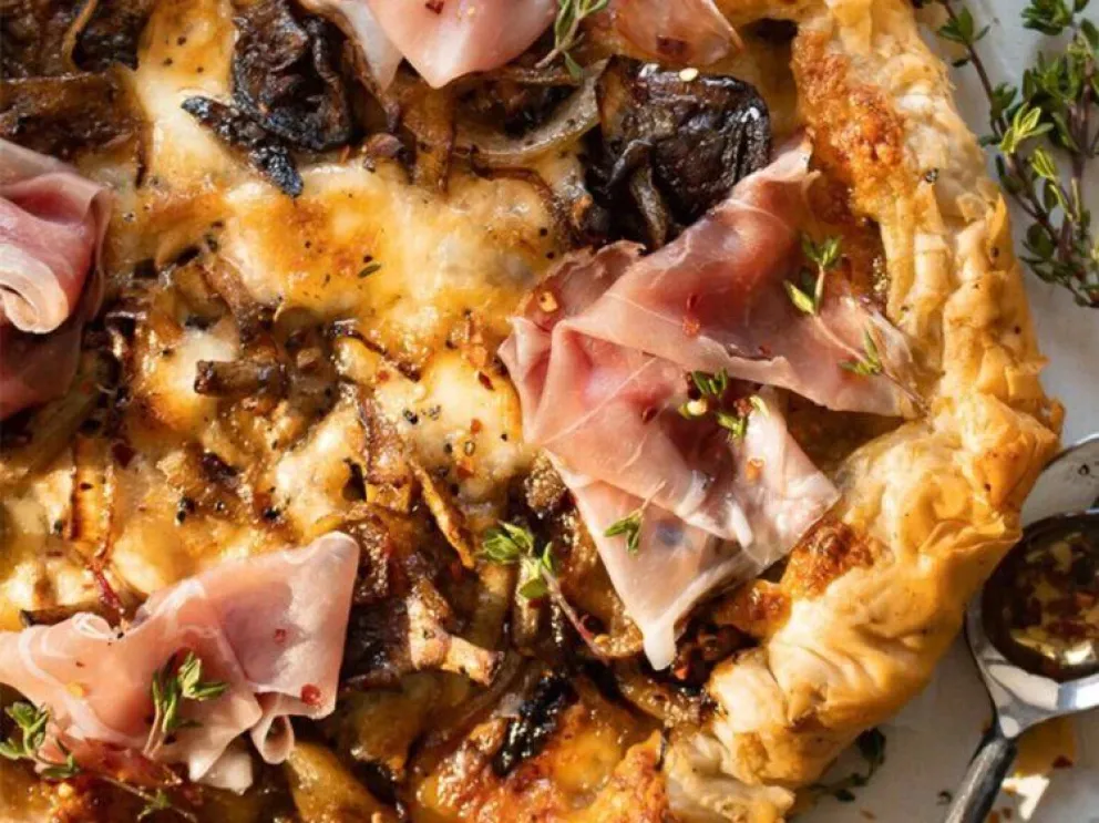 Cómo hacer una tarta de jamón crudo, rúcula y portobellos 