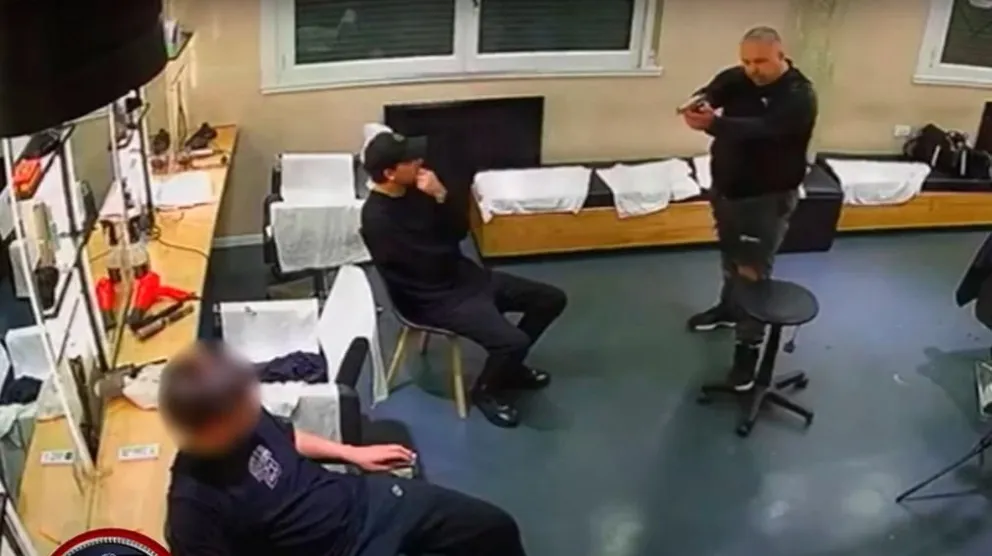 Video sensible: peluquero mató a su compañero de trabajo de un disparo y huyó