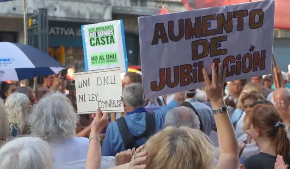 El Gobierno ajustará jubilaciones por DNU en abril: sumarán bono del 10%