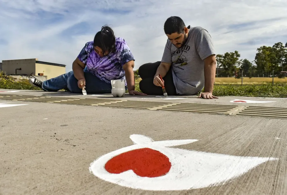 Masiva pintada de pañuelos blancos de Abuelas y Madres de Plaza de Mayo