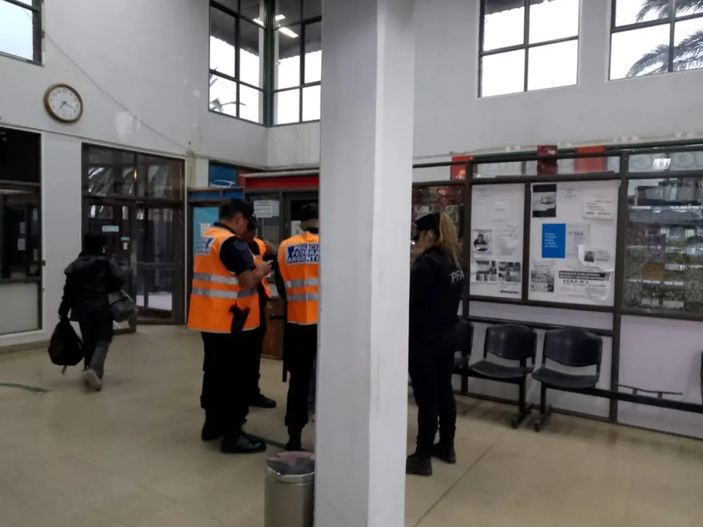 La Policía Federal hizo un rastrillaje por la terminal de ómnibus de Viedma