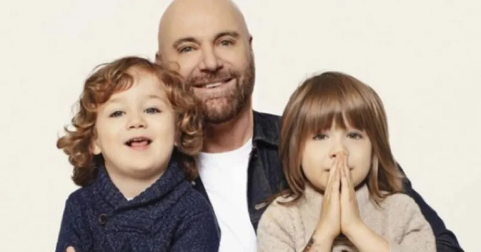 La rutina matutina de Germán Martitegui y sus hijos es una explosión de energía.