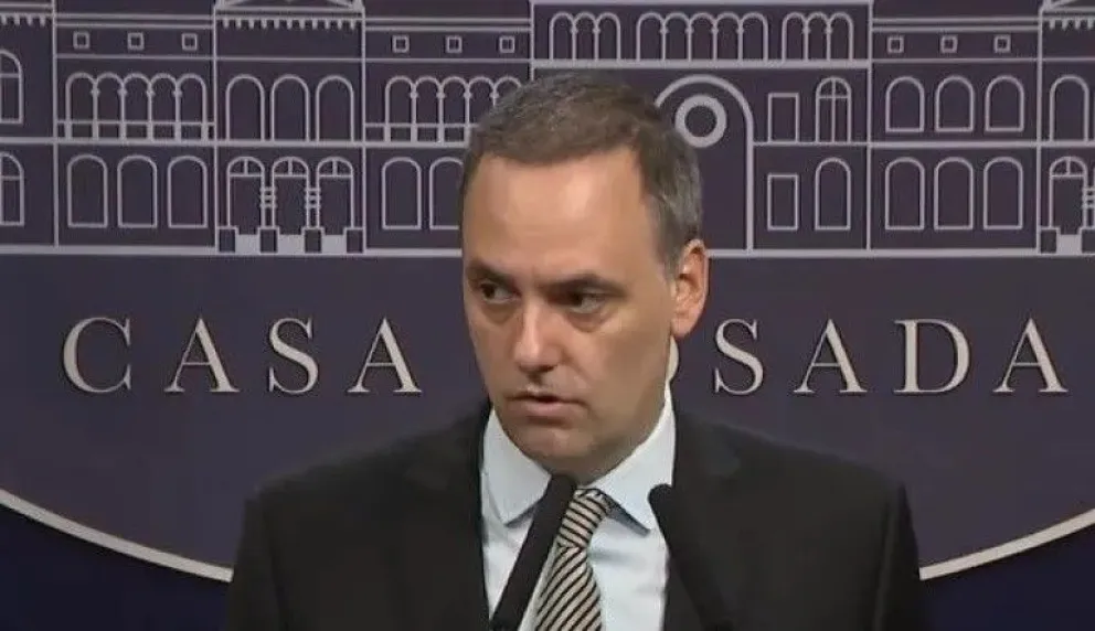 La embajada china desmiente a Adorni y dijo que los camiones enviados no son para combatir el Covid