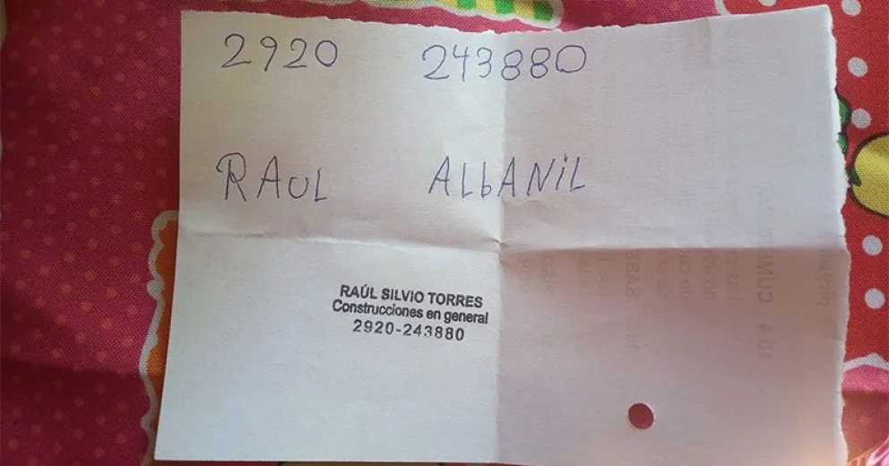 Repartía papeles en buscas de trabajo y un joven lo llevó a las redes sociales