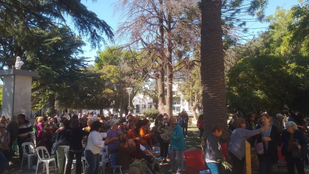 Numerosa convocatoria en la plaza para la celebración del Domingo de Ramos