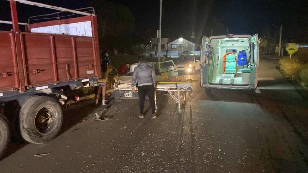 Chocó contra un acoplado estacionado y una mujer terminó en el hospital 
