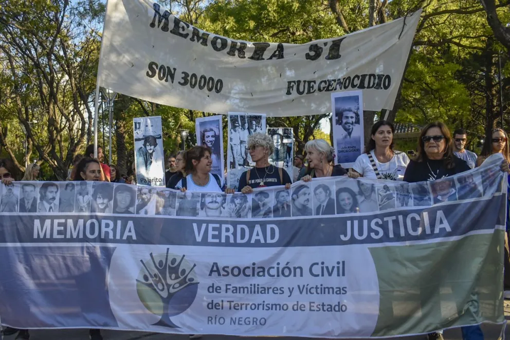 La plaza San Martín mostró su postal ante un masivo reclamo por "Nunca más"