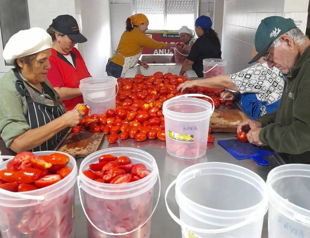 Voluntarios de la planta Almería producen salsa de tomate para el autosustento