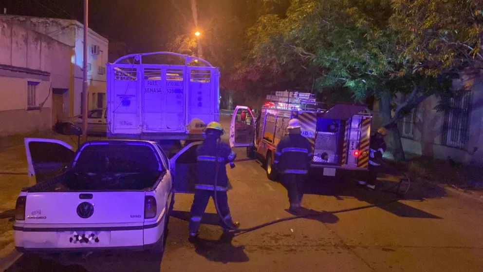 Rápido accionar de los Bomberos evitó el incendio en una camioneta