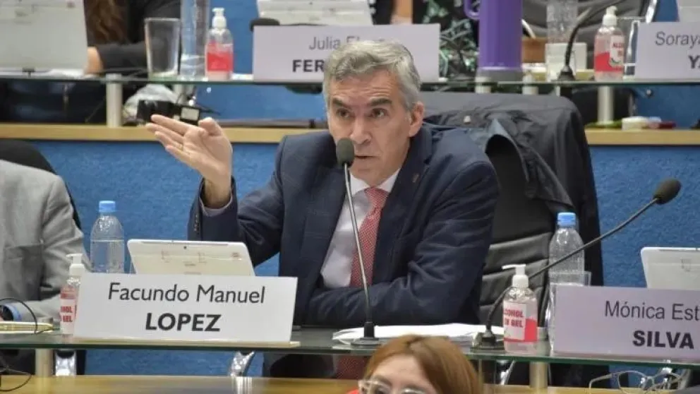 López acusó a Villaverde de "reírse de la inteligencia" de los rionegrinos.