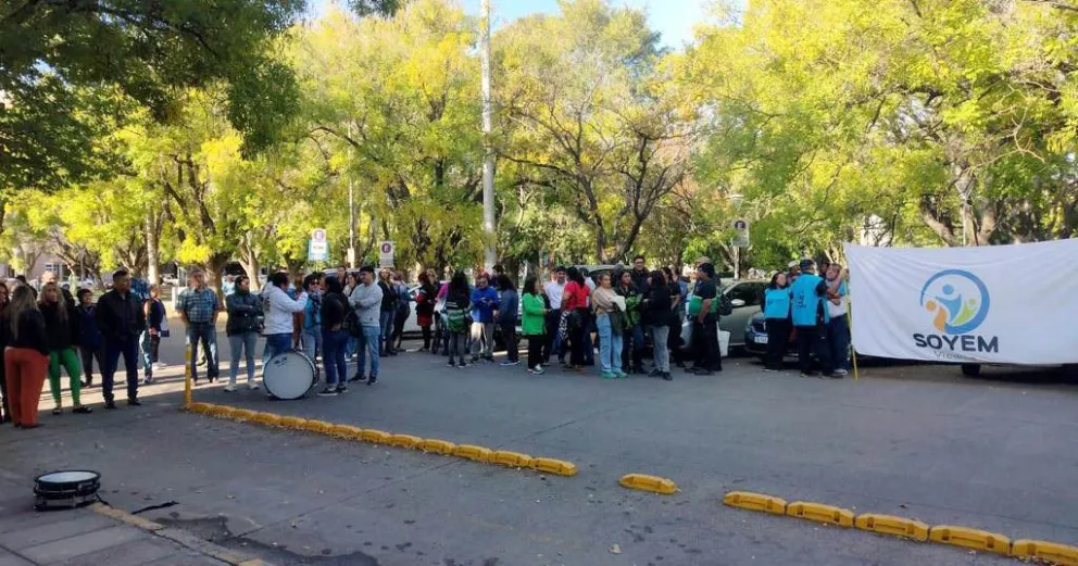 Municipales de Viedma se manifiestan y piden reapertura de paritarias