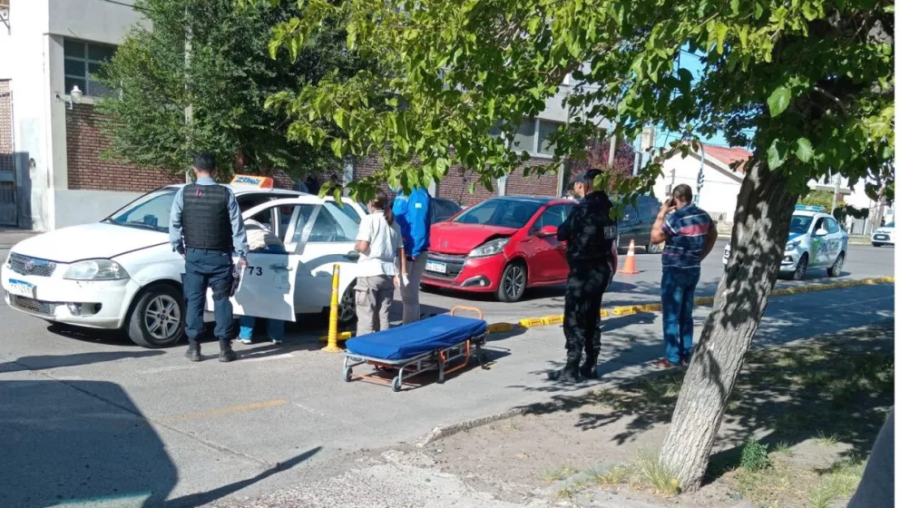 Tres vehículos protagonizaron un accidente en la puerta de Tránsito Viedma: los detalles