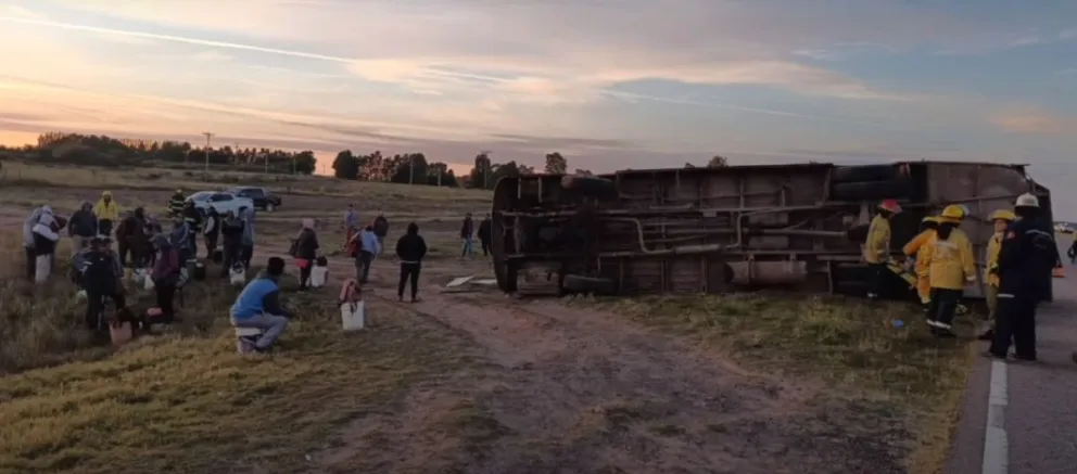 Video: tremendo choque entre dos colectivos cargados con trabajadores de la cebolla