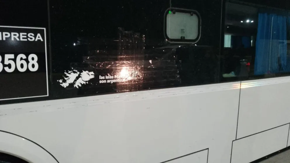 Llovieron piedras en la avenida Perón destrozando vidrios de un micro de larga distancia