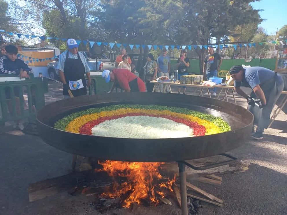La paella gigante fue el gran atractivo y cientos de personas la disfrutaron