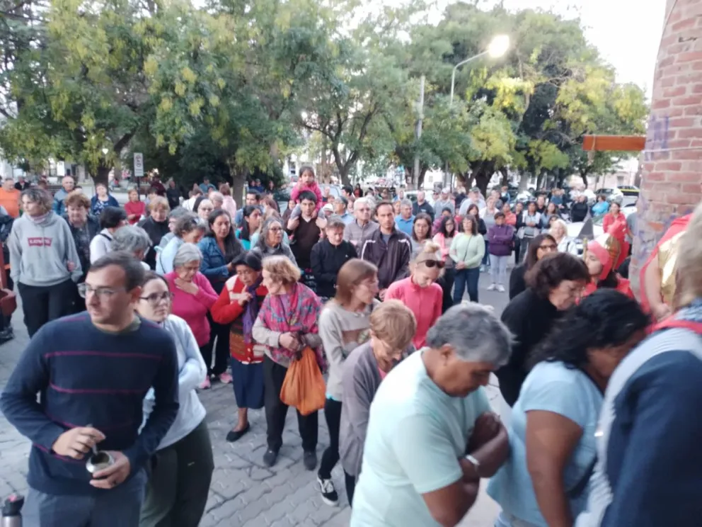Cientos de fieles católicos participaron del Vía Crucis 
