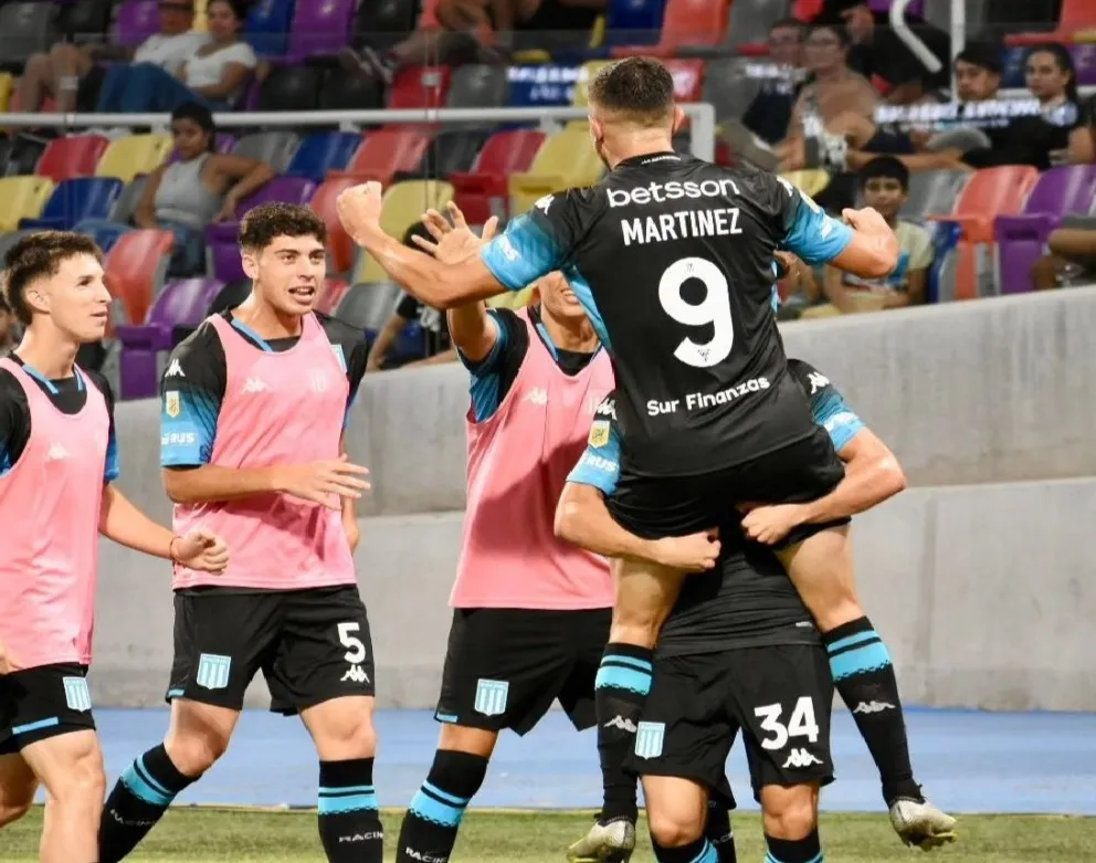 Triplete de “Maravilla” para la victoria de Racing y está al acecho