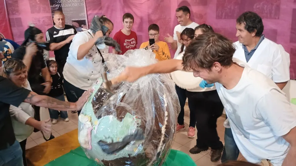 La Feria de Pascuas fue un éxito y el chocolate gigante se consumió en pocos minutos