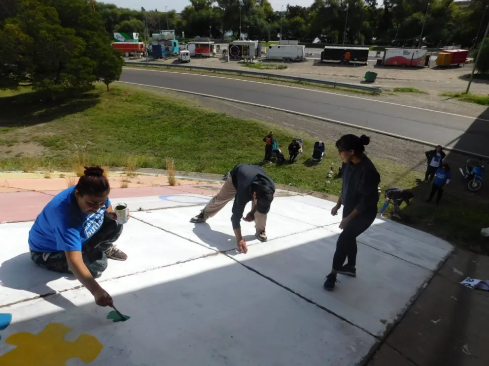 Con un mural apuran el paso para generar conciencia sobre el espectro autista