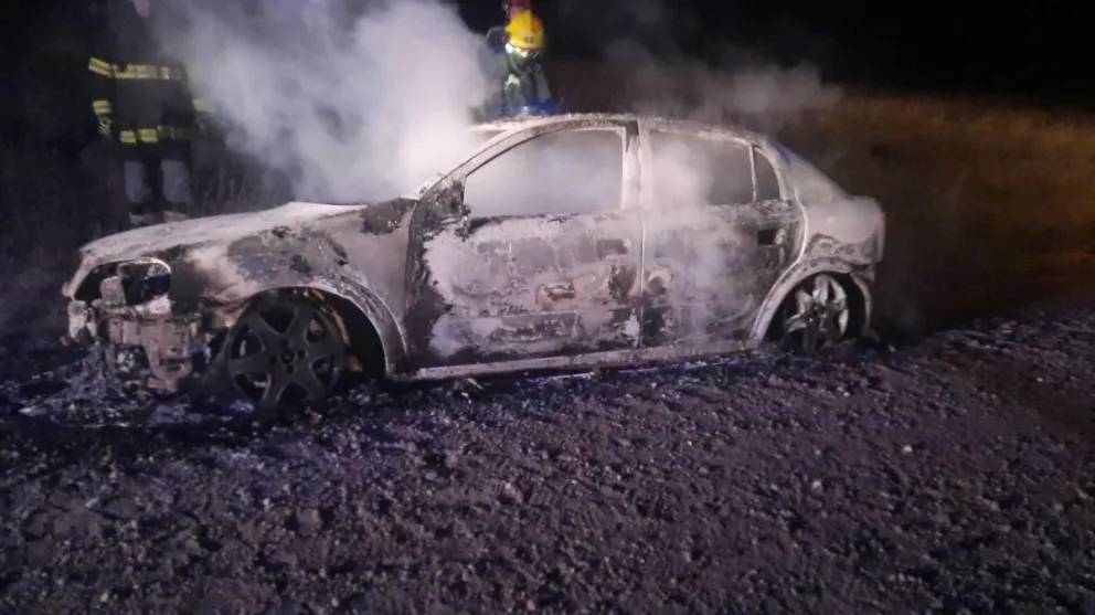 Un desperfecto mecánico terminó con un auto en llamas 