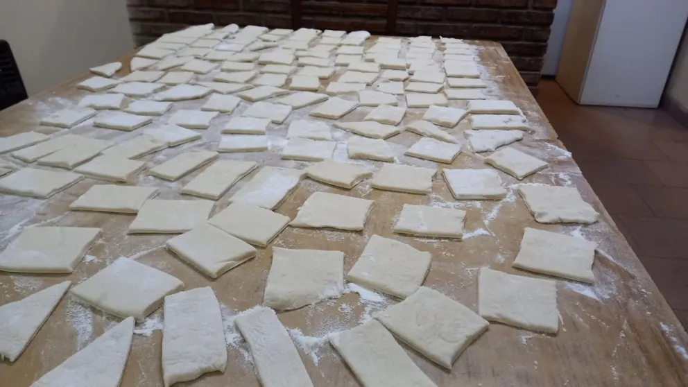 A contramano de la motosierra de Milei, libertarios se arremangan para ayudar a un merendero