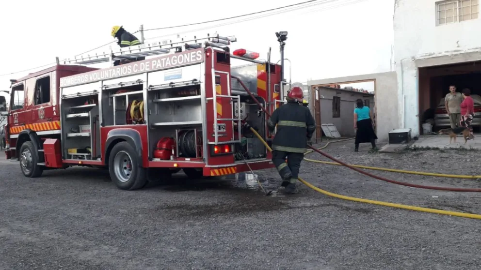 Una familia perdió todo en un incendio desatado en el barrio Villa Lynch