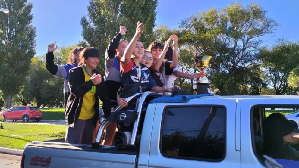 La Sub 14 de AEC Viedma mostró la copa mundialista en la fuente Pucará