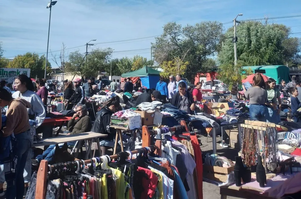 La ferian funciona todos los sábado en el predio de la junta vecinal. 