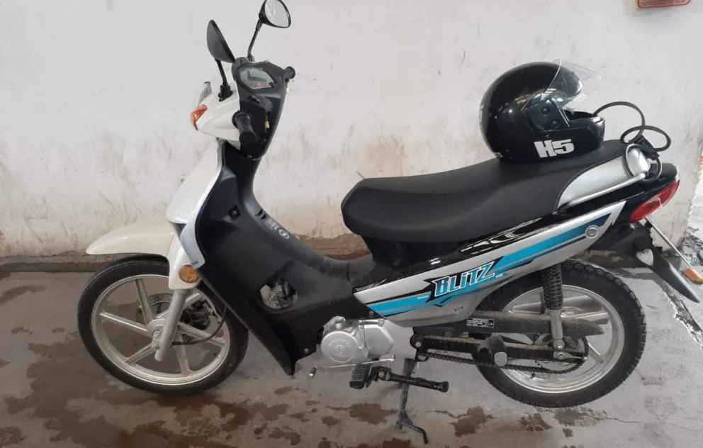 Una trabajadora camina varias cuadras porque la falta su moto