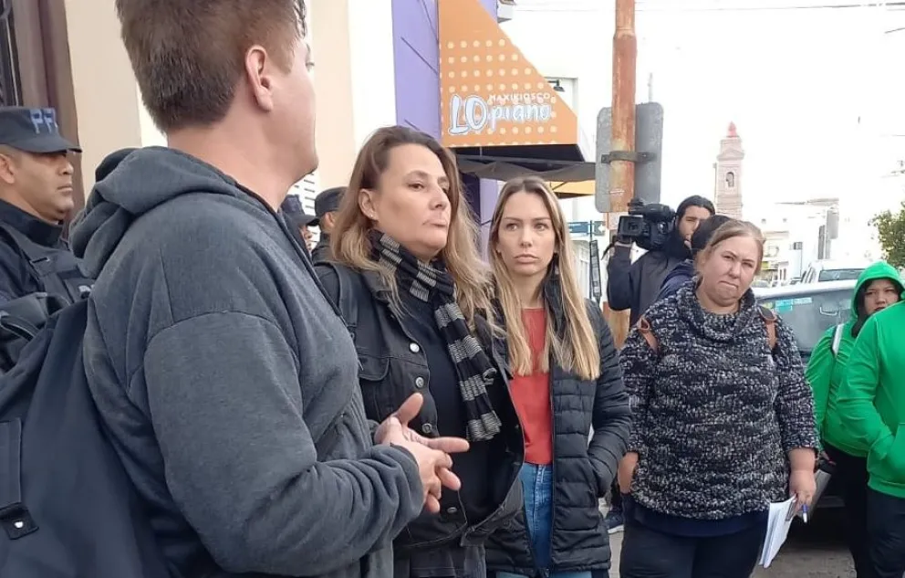 Con la motosierra de Milei, 27 viedmenses se quedaron sin su sueldo